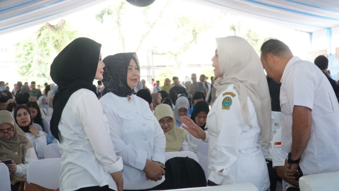 Pelaksana Tugas (Plt) Bupati Langkat Tiorita Br Surbakti mendukung percepatan sertifikasi halal bagi pelaku Usaha Mikro, Kecil, dan Menengah (UMKM) sebagai upaya meningkatkan daya saing produk dan mendorong pelaku usaha lokal naik kelas.