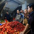Pemko Medan bergerak cepat menyikapi keluhan masyarakat terkait kenaikan harga sejumlah kebutuhan pokok. Atas arahan Wali Kota Medan Rico Tri Putra Bayu Waas dan Wakil Wali Kota H Zakiyuddin Harahap, jajaran Pemko Medan melakukan inspeksi mendadak (sidak) ke Pasar Petisah dan Pasar Sei Sikambing, Kamis (27/8/2026).