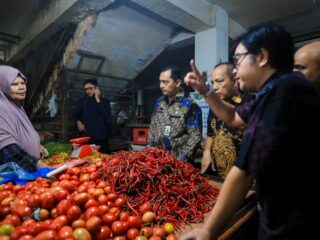 Pemko Medan bergerak cepat menyikapi keluhan masyarakat terkait kenaikan harga sejumlah kebutuhan pokok. Atas arahan Wali Kota Medan Rico Tri Putra Bayu Waas dan Wakil Wali Kota H Zakiyuddin Harahap, jajaran Pemko Medan melakukan inspeksi mendadak (sidak) ke Pasar Petisah dan Pasar Sei Sikambing, Kamis (27/8/2026).