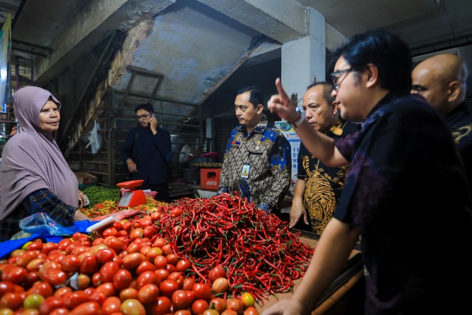 Pemko Medan bergerak cepat menyikapi keluhan masyarakat terkait kenaikan harga sejumlah kebutuhan pokok. Atas arahan Wali Kota Medan Rico Tri Putra Bayu Waas dan Wakil Wali Kota H Zakiyuddin Harahap, jajaran Pemko Medan melakukan inspeksi mendadak (sidak) ke Pasar Petisah dan Pasar Sei Sikambing, Kamis (27/8/2026).
