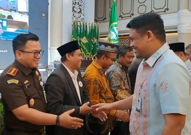 Gubernur Sumatera Utara Bobby Nasution usai menghadiri penandatanganan nota kesepahaman dan perjanjian kerja sama percepatan sertifikasi tanah wakaf di Aula Raja Inal Siregar, Kantor Gubernur Sumut, Kamis (27/8/2026).