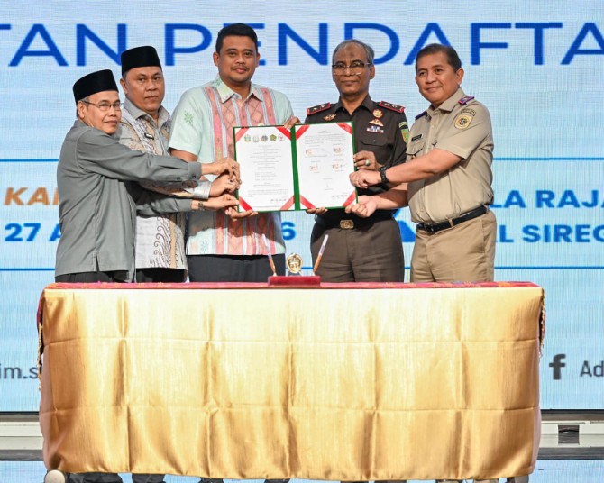 Gubsu Bobby Nasution saat Penandatanganan Nota Kesepahaman dan Perjanjian Kerja Sama tentang Percepatan Pendaftaran Tanah Wakaf di Aula Raja Inal Siregar, Kantor Gubernur Sumut, Kamis (27/8/2026).