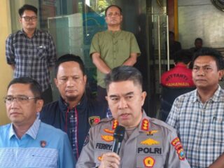 Direktorat Reserse Kriminal Umum (Ditreskrimum) Polda Sumatera Utara mengungkap kasus perampokan disertai pembunuhan terhadap pengemudi taksi online, Riyan Alamsyah (25).