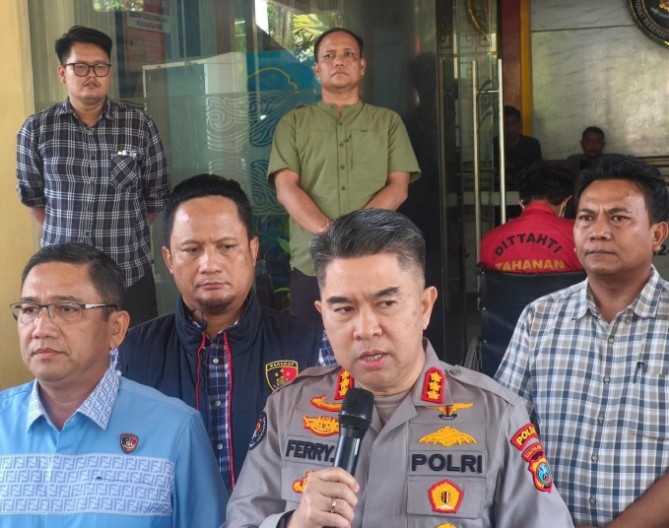 Direktorat Reserse Kriminal Umum (Ditreskrimum) Polda Sumatera Utara mengungkap kasus perampokan disertai pembunuhan terhadap pengemudi taksi online, Riyan Alamsyah (25).