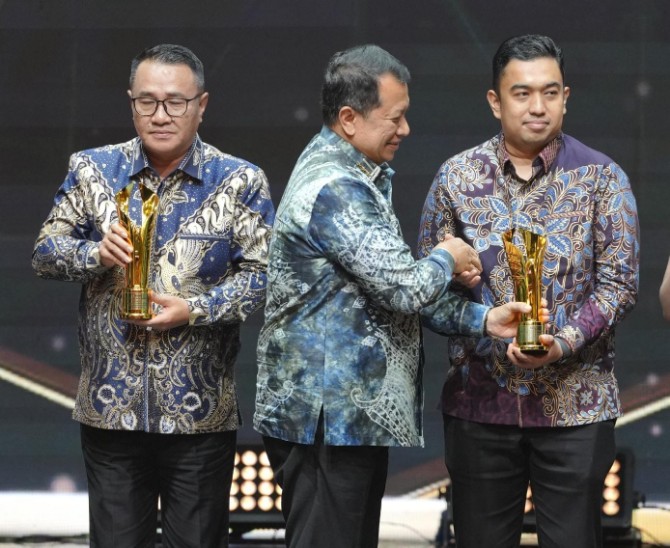 Wali Kota Medan Rico Tri Putra Bayu Waas meraih Pemimpin Daerah Award 2026 kategori Inovasi Daerah melalui inovasi perpajakan Qresto (Quick Response Electronic Splitting System for Tax Optimization).