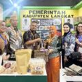 Pelaksana Tugas (Plt.) Bupati Langkat Tiorita Br. Surbakti mempromosikan berbagai produk unggulan Kabupaten Langkat pada ajang APKASI Otonomi Expo 2026 yang berlangsung di Nusantara Hall, Indonesia Convention Exhibition (ICE) BSD, Kabupaten Tangerang, Banten, Jumat (28/8/2026).