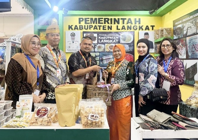 Pelaksana Tugas (Plt.) Bupati Langkat Tiorita Br. Surbakti mempromosikan berbagai produk unggulan Kabupaten Langkat pada ajang APKASI Otonomi Expo 2026 yang berlangsung di Nusantara Hall, Indonesia Convention Exhibition (ICE) BSD, Kabupaten Tangerang, Banten, Jumat (28/8/2026).