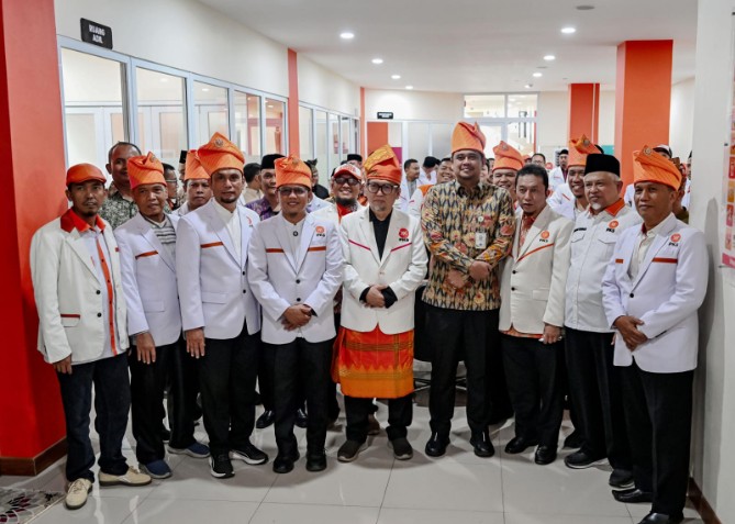 Gubernur Sumatera Utara Bobby Nasution menghadiri peresmian kantor baru Dewan Pimpinan Tingkat Wilayah (DPTW) Partai Keadilan Sejahtera (PKS) Sumut di Jalan Kenanga, Medan, Minggu (30/8/2026).
