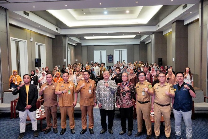 Pj Sekda Kota Medan Erfin Fahrurrazi saat membacakan sambutan Wali Kota Medan Rico Tri Putra Bayu Waas pada pembukaan Workshop Digital Entrepreneurship yang diselenggarakan Kementerian Ekonomi Kreatif (Kemenekraf) di Hotel Grandhika, Senin (31/8/2026).