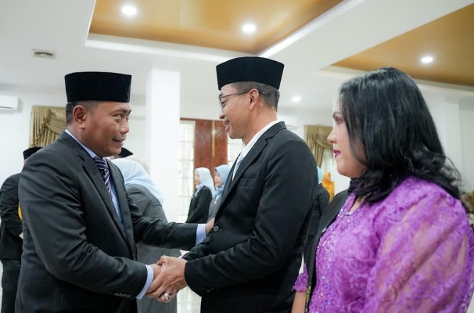 Wakil Bupati Deli Serdang Lom Lom Suwondo melantik lima pejabat pimpinan tinggi pratama (JPT) dan 12 pejabat fungsional di lingkungan Pemerintah Kabupaten Deli Serdang, Senin (31/8/2026).