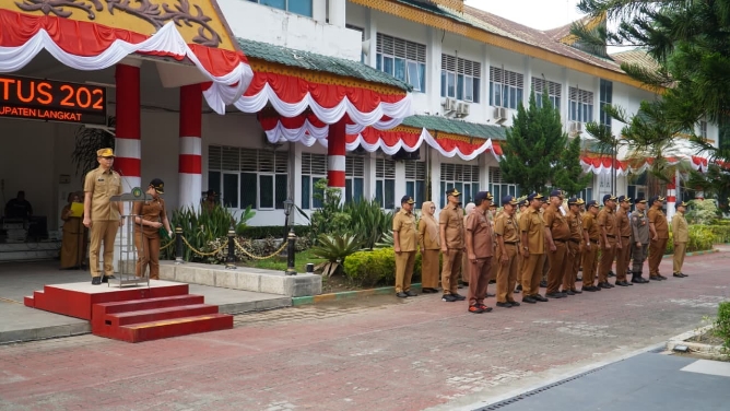 Amril saat memimpin apel gabungan ASN dan non-ASN di lingkungan Pemkab Langkat.