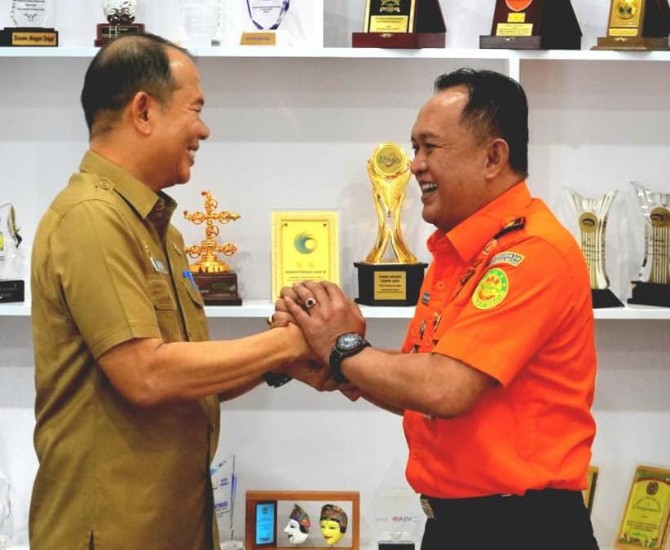 Kepala Kantor Pencarian dan Pertolongan Kelas A Medan Hery Marantika dengan Sekretaris Daerah Kabupaten Langkat Amril di Ruang Rapat Sekda Langkat, Senin (31/8/2026).