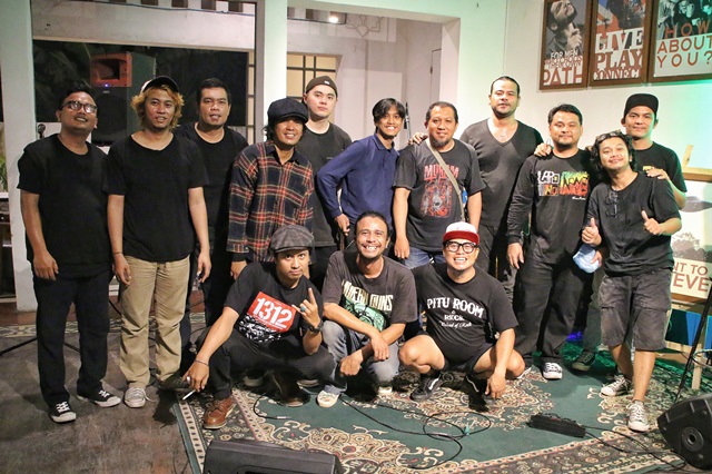 Founder InRelease berfoto bersama Filsafatian dan WITA usai InRelease 2.0 di Serayu Coffee, Jumat (7/8/2026) malam.(HO/kaldera)