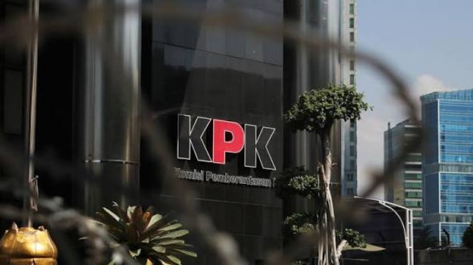 KPK mengamankan 14 orang dalam operasi tangkap tangan (OTT) Rektor Universitas Soedirman (Unsoed), Akhmas Sodiq. Sodiq diamankan di wilayah Purwokerto, Jawa Tengah, bersama 11 orang lainnya dan dua orang di Jakarta.