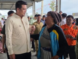 Tinjau Pengungsi Sinabung, Bobby Nasution Pastikan Keselamatan Warga