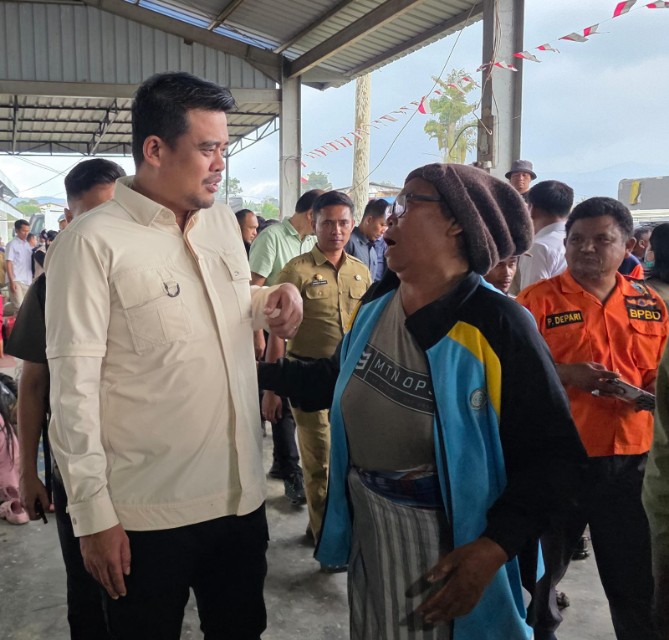 Gubernur Sumatera Utara Bobby Afif Nasution kunjungi lokasi pengungsian warga terdampak erupsi Gunung Sinabung di Desa Sukatepu, Kabupaten Karo, Selasa (1/9) sore.