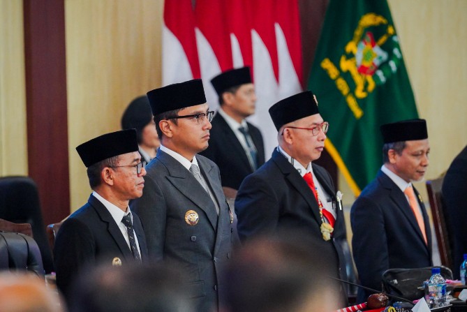 Rapat paripurna dipimpin Ketua DPRD Medan Wong Chun Sen dan dihadiri Wali Kota Medan Rico Tri Putra Bayu Waas, Wakil Wali Kota Zakiyuddin Harahap, Pj Sekda Medan Erfin Fahrurrazi, unsur Forkopimda serta pimpinan perangkat daerah.