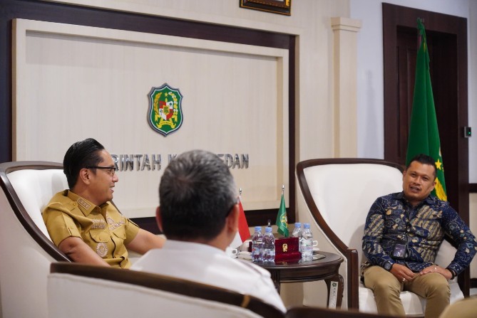 Wali Kota Medan Rico Tri Putra Bayu Waas saat menerima audiensi jajaran PNM Cabang Medan di Balai Kota Medan, Selasa (1/9/2026).