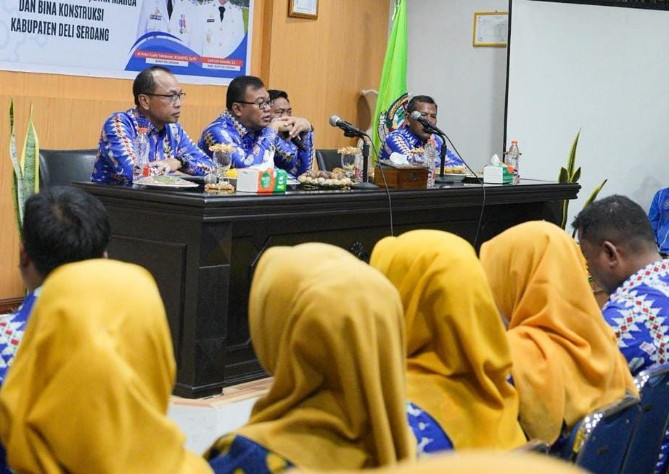 Bupati Deli Serdang Asri Ludin Tambunan saat memimpin rapat bersama jajaran Dinas Sumber Daya Air, Bina Marga dan Bina Konstruksi (SDABMBK), Kamis (3/9/2026), menyusul pergantian Kepala Dinas SDABMBK dari Janso Sipahutar kepada Suparno.