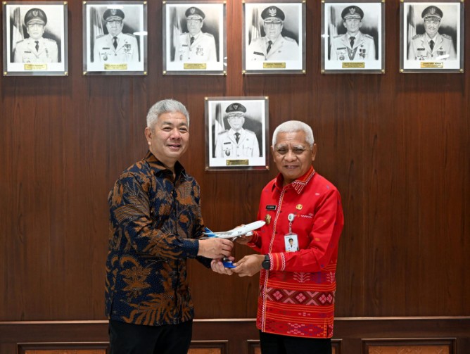 Wagub Surya saat menerima kunjungan Wakil Direktur Utama Garuda Indonesia Thomas Oentoro beserta jajaran di Kantor Gubernur Sumut, Jalan Diponegoro, Medan, Kamis (3/9/2026).