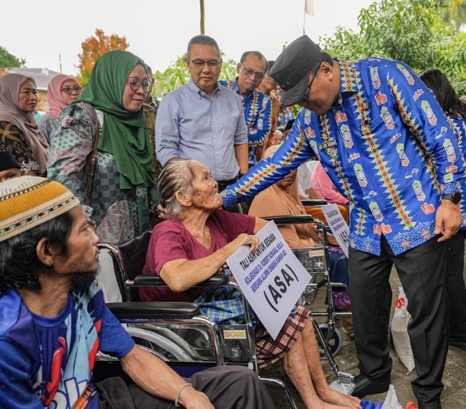 Bupati Deli Serdang Asri Ludin Tambunan saat meresmikan Jalan Dusun Rejo dan Dusun Abadi, Desa Tandem Hilir II, Kecamatan Hamparan Perak yang telah diaspal Kamis (3/9/2026).