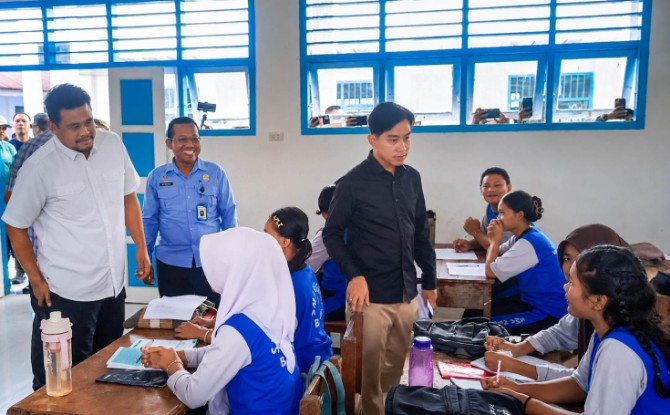 Gubernur Sumatera Utara Bobby Nasution mendampingi Wakil Presiden Gibran Rakabuming Raka meninjau progres rehabilitasi dan rekonstruksi SMA Negeri 1 Barus, Kabupaten Tapanuli Tengah, Jumat (4/9/2026).