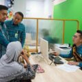 Pj Sekda Medan Erfin Fachrurrazi dalam peringatan Hari Pelanggan Nasional 2026 bersama BPJS Ketenagakerjaan di Kantor BPJS Ketenagakerjaan Medan Kota, Jumat (4/9/2026).