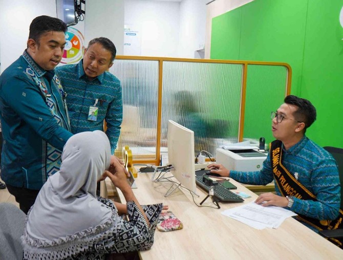 Pj Sekda Medan Erfin Fachrurrazi dalam peringatan Hari Pelanggan Nasional 2026 bersama BPJS Ketenagakerjaan di Kantor BPJS Ketenagakerjaan Medan Kota, Jumat (4/9/2026).