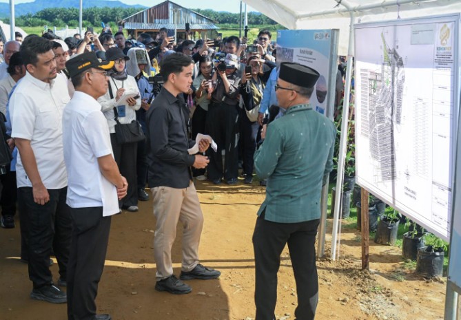 Wakil Presiden RI Gibran Rakabuming Raka saat mengunjungi hunian sementara (Huntara) di Desa Napa, Kecamatan Batangtoru, Jumat (4/9/2026).