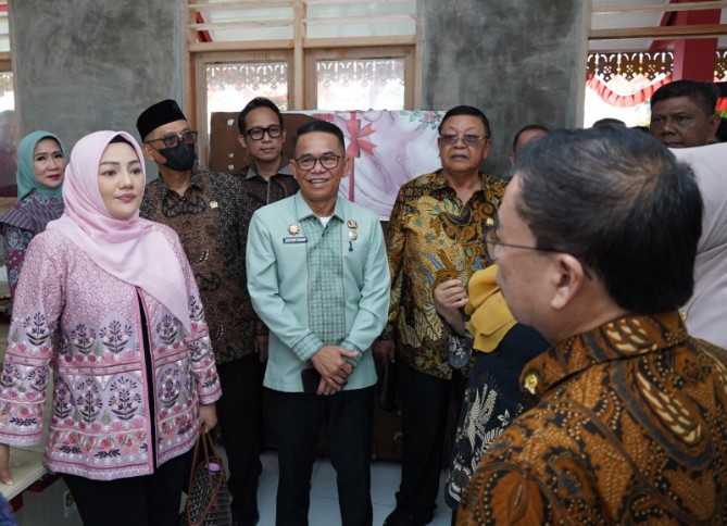 Komisi X DPR RI saat meninjau sekolah SDN 060950 di Jalan Yos Sudarso, Kecamatan Medan Labuhan, Jumat (4/9/2026).