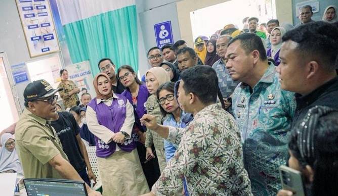 Bupati Deli Serdang Asri Ludin Tambunan saat menghadiri pelayanan kesehatan gratis terintegrasi yang digelar RSUD Pancur Batu di Alun-Alun Pancur Batu, Jumat (4/9/2026).