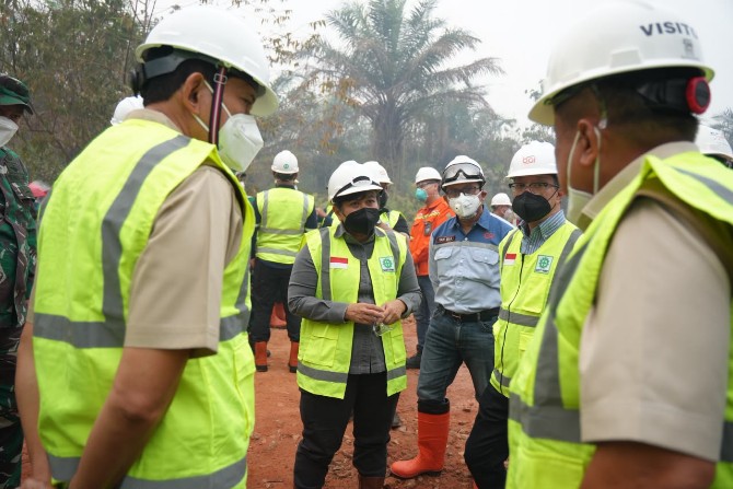 PT Indonesia Asahan Aluminium (INALUM) bersama Grup MIND ID memperkuat penanganan kebakaran hutan dan lahan (karhutla) di Kabupaten Mempawah, Kalimantan Barat, dengan mengerahkan 60 personel pemadam kebakaran bersertifikat ke wilayah terdampak.