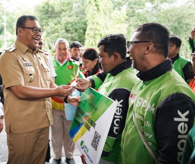 Bupati Deli Serdang Asri Ludin Tambunan saat menerima audiensi Dewan Pimpinan Pusat Komando Ojol Indonesia Raya (DPP KOJIRA) di Kantor Bupati Deli Serdang, Senin (7/9/2026).