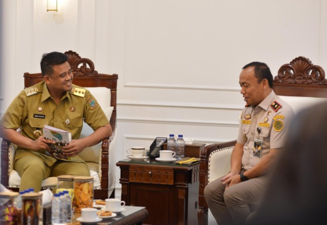 Gubsu Bobby Nasution saat menerima audiensi Kepala Balai Karantina Hewan, Ikan dan Tumbuhan Sumut Prayatno Ginting beserta jajaran di Kantor Gubernur Sumut, Jalan Diponegoro, Medan, Senin (7/9/2026).