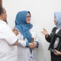 Amril saat mendampingi Plt Bupati Langkat Tiorita Br Surbakti menerima audiensi jajaran BPJS Ketenagakerjaan di Ruang VIP Kantor Bupati Langkat, Senin (7/9/2026).