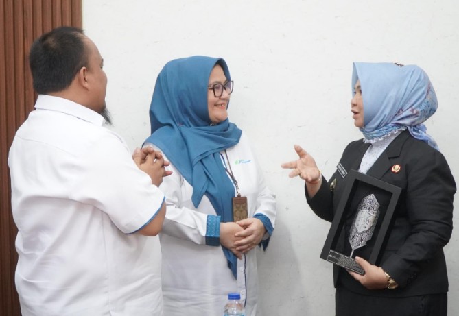 Amril saat mendampingi Plt Bupati Langkat Tiorita Br Surbakti menerima audiensi jajaran BPJS Ketenagakerjaan di Ruang VIP Kantor Bupati Langkat, Senin (7/9/2026).