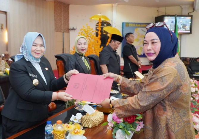 Plt Bupati Langkat Tiorita Br Surbakti dalam rapat paripurna DPRD Langkat di Ruang Rapat Paripurna DPRD Langkat, Senin (7/9/2026).