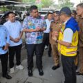 Gubernur Sumatera Utara Bobby Afif Nasution meninjau salah satu titik banjir di Jalan Letda Sujono, tepatnya di kawasan pintu Tol Bandar Selamat, Selasa (8/9/2026).