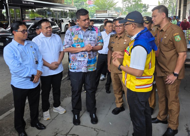 Gubernur Sumatera Utara Bobby Afif Nasution meninjau salah satu titik banjir di Jalan Letda Sujono, tepatnya di kawasan pintu Tol Bandar Selamat, Selasa (8/9/2026).