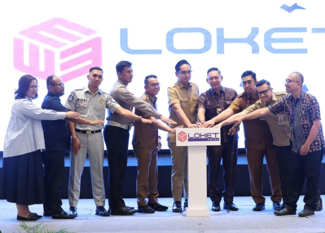 Peluncuran E-Loket dilakukan dalam Sosialisasi Opsen Pajak Kendaraan Bermotor (PKB) bertema Membangun Kepatuhan Melalui Kemudahan Pelayanan dan Apresiasi serta High Level Meeting Tim Percepatan dan Perluasan Digitalisasi Daerah (TP2DD) di Hotel Aryaduta Medan, Selasa (8/9/2026).