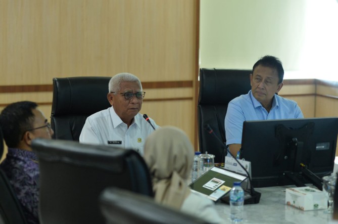 Wakil Gubernur Sumatera Utara Surya saat menerima tim verifikasi lapangan Deputi I Kantor Staf Presiden (KSP) terkait Perlindungan WNI dari TPPO di Kantor Gubernur Sumut, Medan, Rabu (9/9/2026).