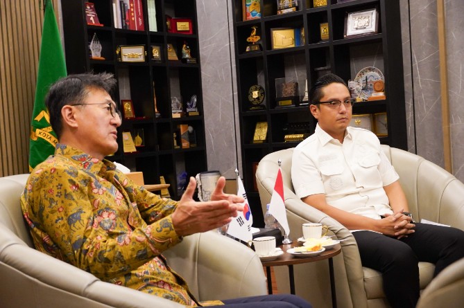 Rico Waas saat menerima kunjungan Dubes Korea Selatan di Rumah Dinas Wali Kota Medan, Rabu (9/9/2026).