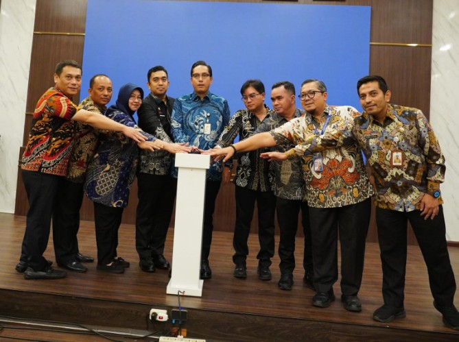 Wali Kota Medan Rico Tri Putra Bayu Waas meluncurkan lima aplikasi pelayanan publik sekaligus menginstruksikan integrasi seluruh layanan dan pengaduan masyarakat ke dalam sistem berbasis WhatsApp yang didukung kecerdasan buatan (Artificial Intelligence/AI).