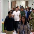 Wakil Presiden RI Gibran Rakabuming Raka bersama Gubernur Sumatera Utara Muhammad Bobby Afif Nasution menjenguk siswa yang diduga mengalami keracunan usai mengonsumsi Makan Bergizi Gratis (MBG) di Kabupaten Karo, Jumat (11/9/2026).