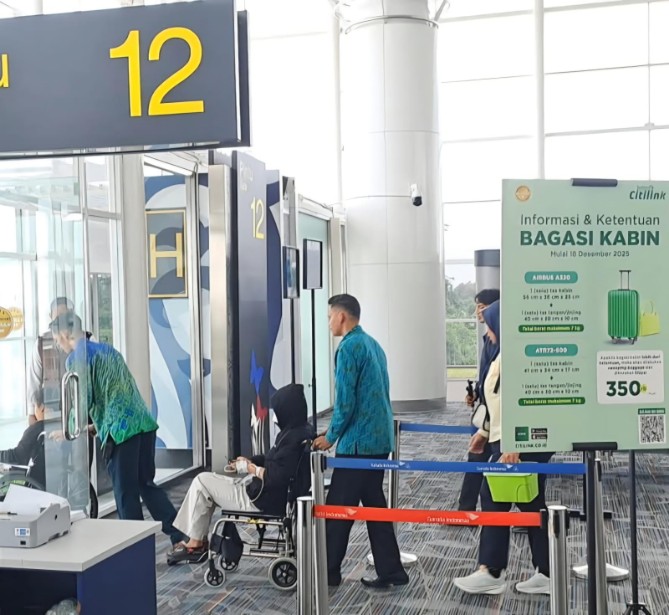 Gubernur Sumatera Utara Muhammad Bobby Afif Nasution mengungkapkan dua siswa korban dugaan keracunan Makan Bergizi Gratis (MBG) di Kabupaten Karo dirujuk ke rumah sakit di Jakarta untuk menjalani perawatan lanjutan.