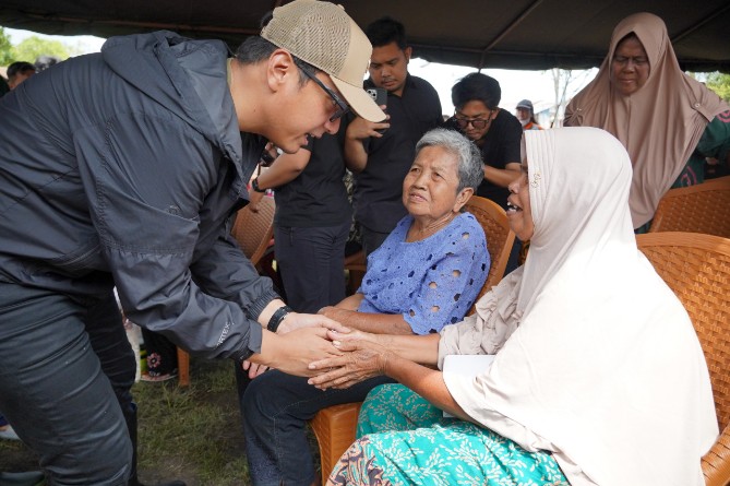 Rico Waas  saat memimpin kegiatan gotong royong dan menyapa warga di Belawan, Sabtu (12/9/2026).