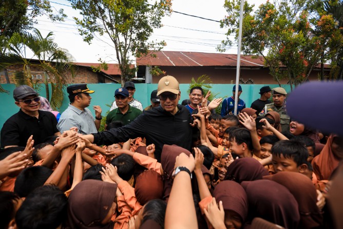 Wali Kota Medan Rico Tri Putra Bayu Waas menemukan kerusakan bangunan dan keterbatasan ruang belajar saat meninjau UPT SD Negeri 064999 di Kelurahan Rengas Pulau, Kecamatan Medan Marelan, Sabtu (12/9/2026).