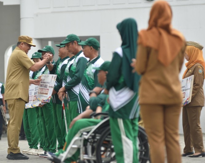 Gubernur Sumatera Utara (Sumut) Muhammad Bobby Afif Nasution memberikan tali asih kepada 13 purna olahragawan berprestasi dalam peringatan Hari Olahraga Nasional (Haornas) ke-43 di Kantor Gubernur Sumut, Jalan Diponegoro, Medan, Senin (14/9/2026).