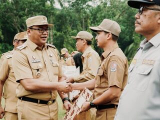 Bupati Deli Serdang Asri Ludin Tambunan menjatuhkan hukuman disiplin berat kepada lima pegawai di lingkungan Pemerintah Kabupaten Deli Serdang saat apel gabungan, Senin (14/9/2026).