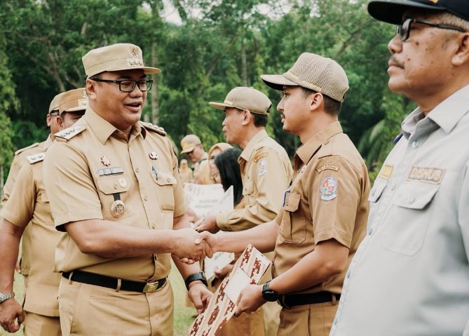 Bupati Deli Serdang Asri Ludin Tambunan menjatuhkan hukuman disiplin berat kepada lima pegawai di lingkungan Pemerintah Kabupaten Deli Serdang saat apel gabungan, Senin (14/9/2026).